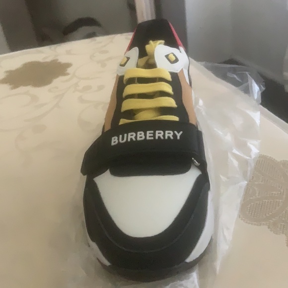 Burberry shoes - Picture 2 of 8